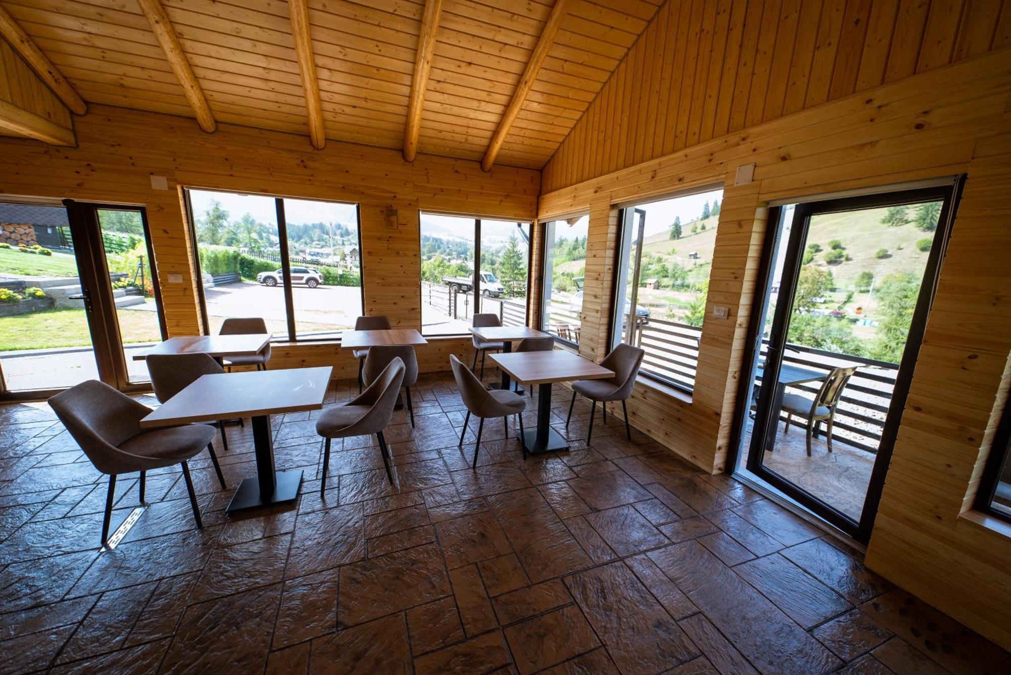 A Pisc Hotel Vatra Moldovitei Exterior photo
